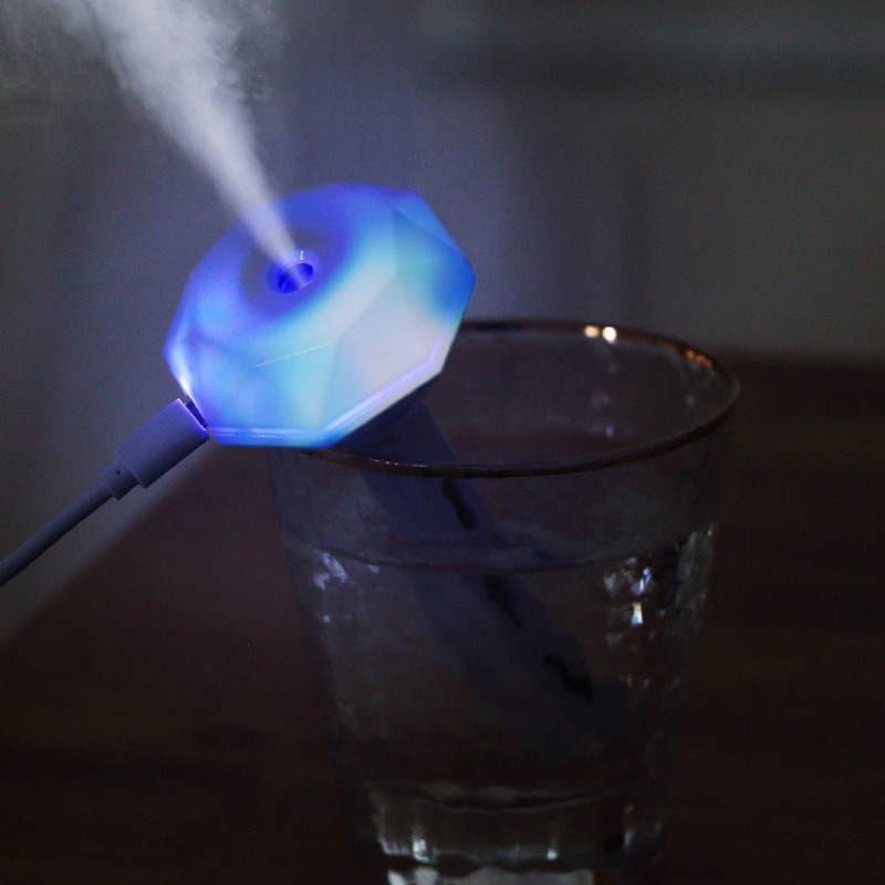 Aromatherapy humidifier, humidifier stick, creative car humidifier in a mineral water bottle.